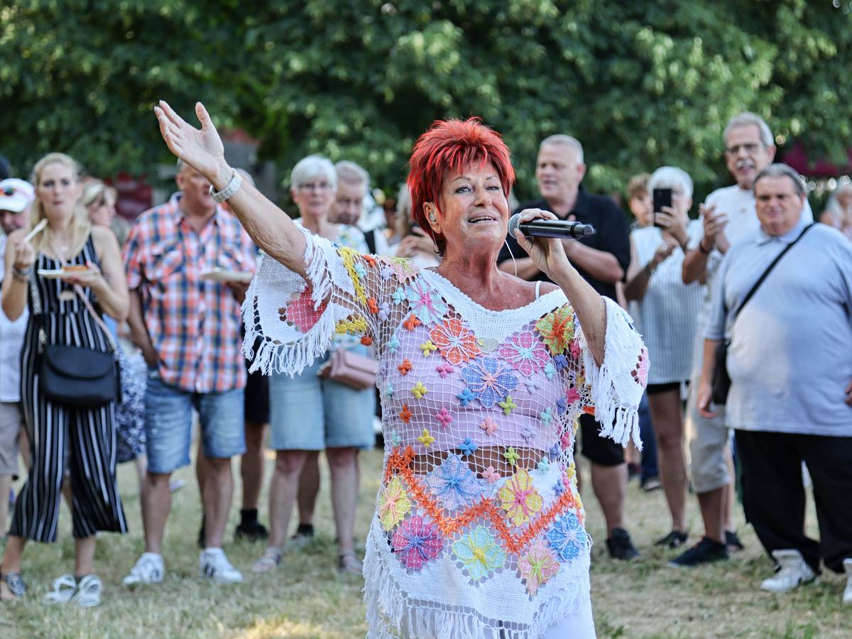 Marita Köllner singt bei einem Auftritt.