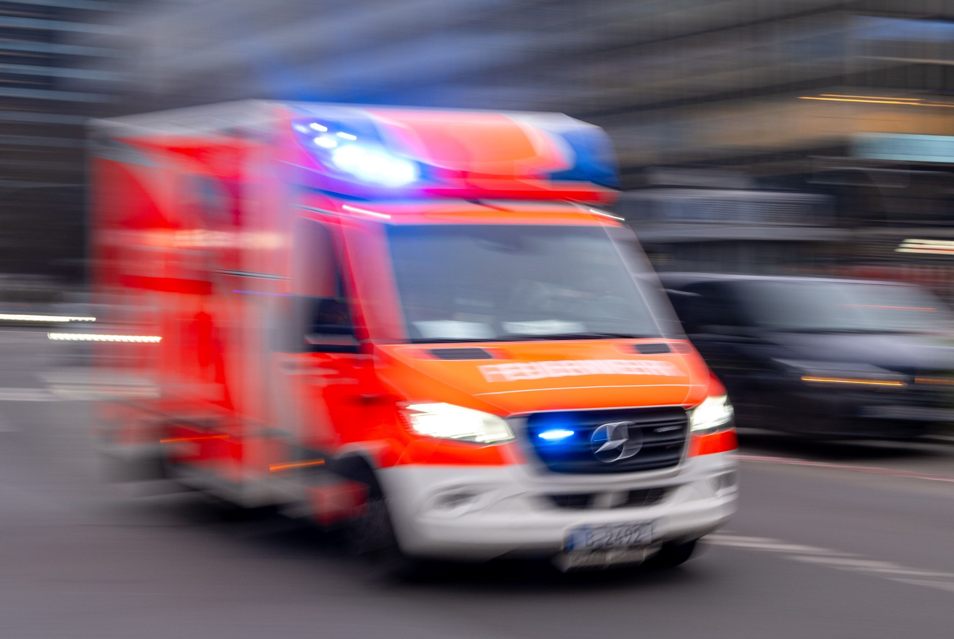 Ein Rettungswagen der Feuerwehr fährt mit Blaulicht zum Einsatz.