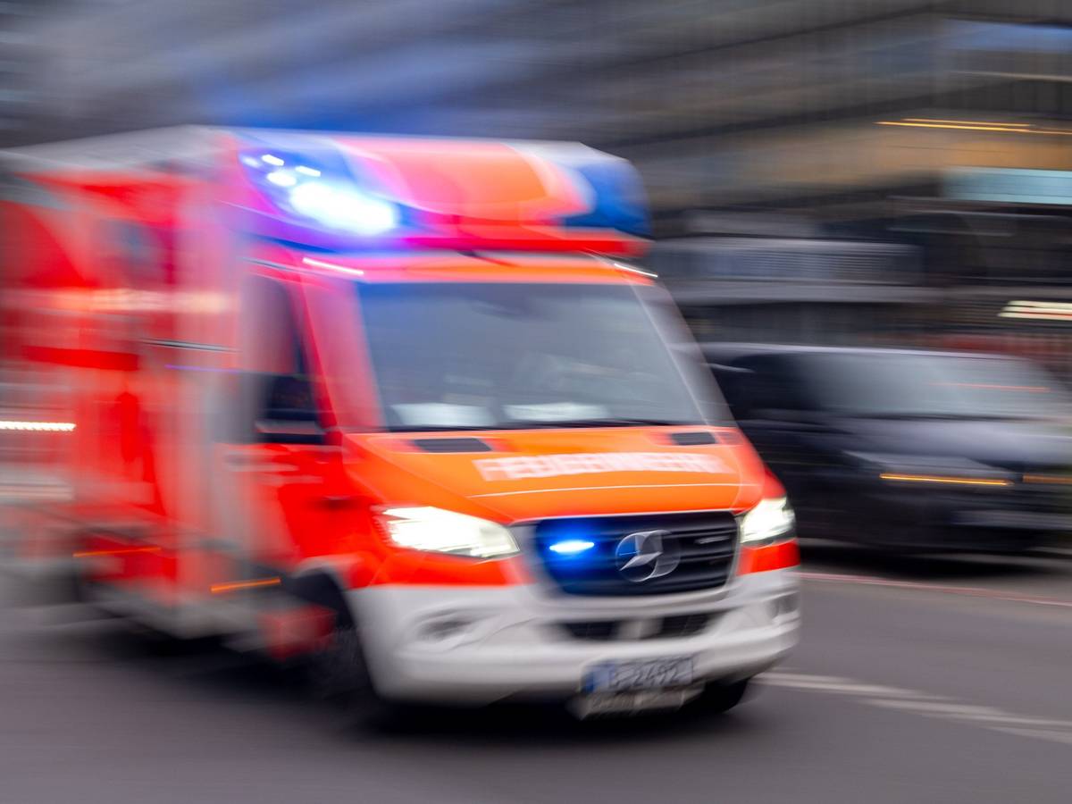 Ein Rettungswagen der Feuerwehr fährt mit Blaulicht zum Einsatz.