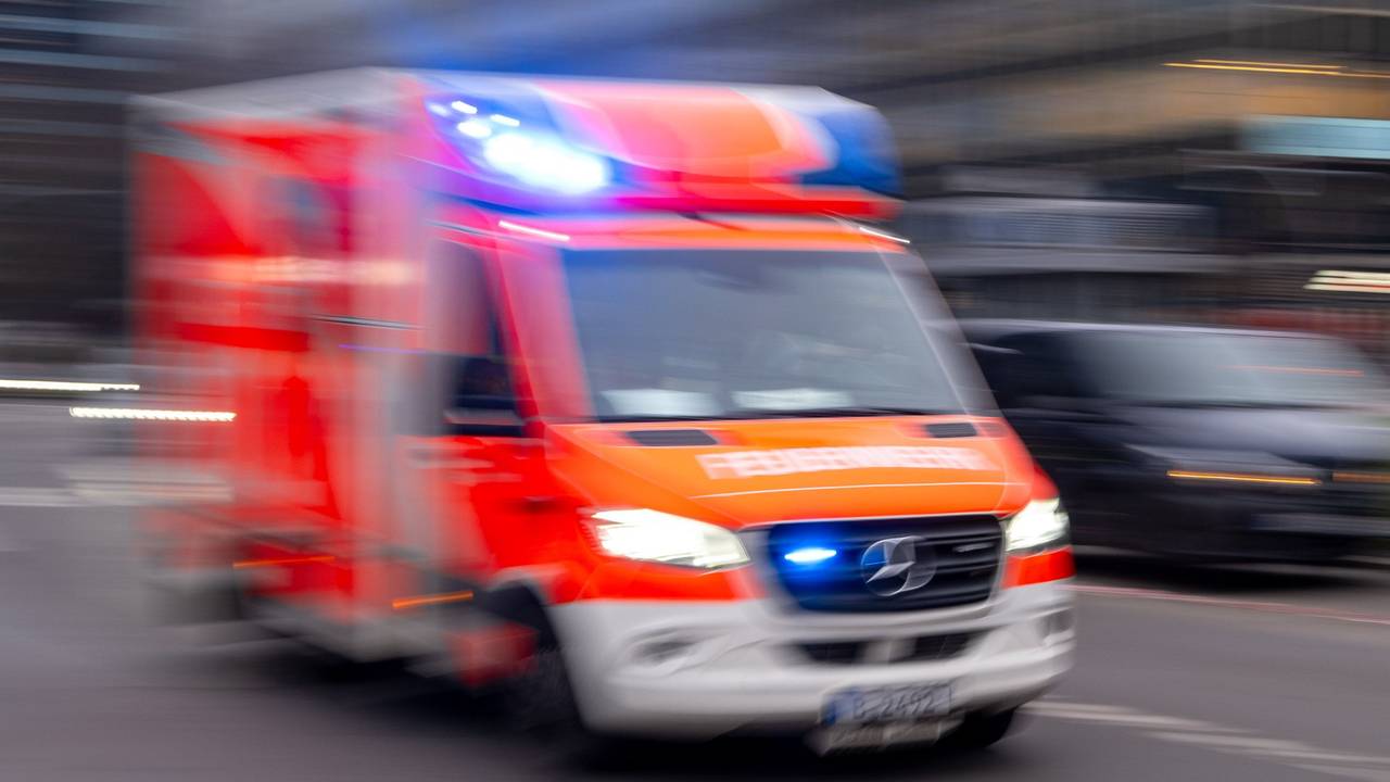 Ein Rettungswagen der Feuerwehr fährt mit Blaulicht zum Einsatz.