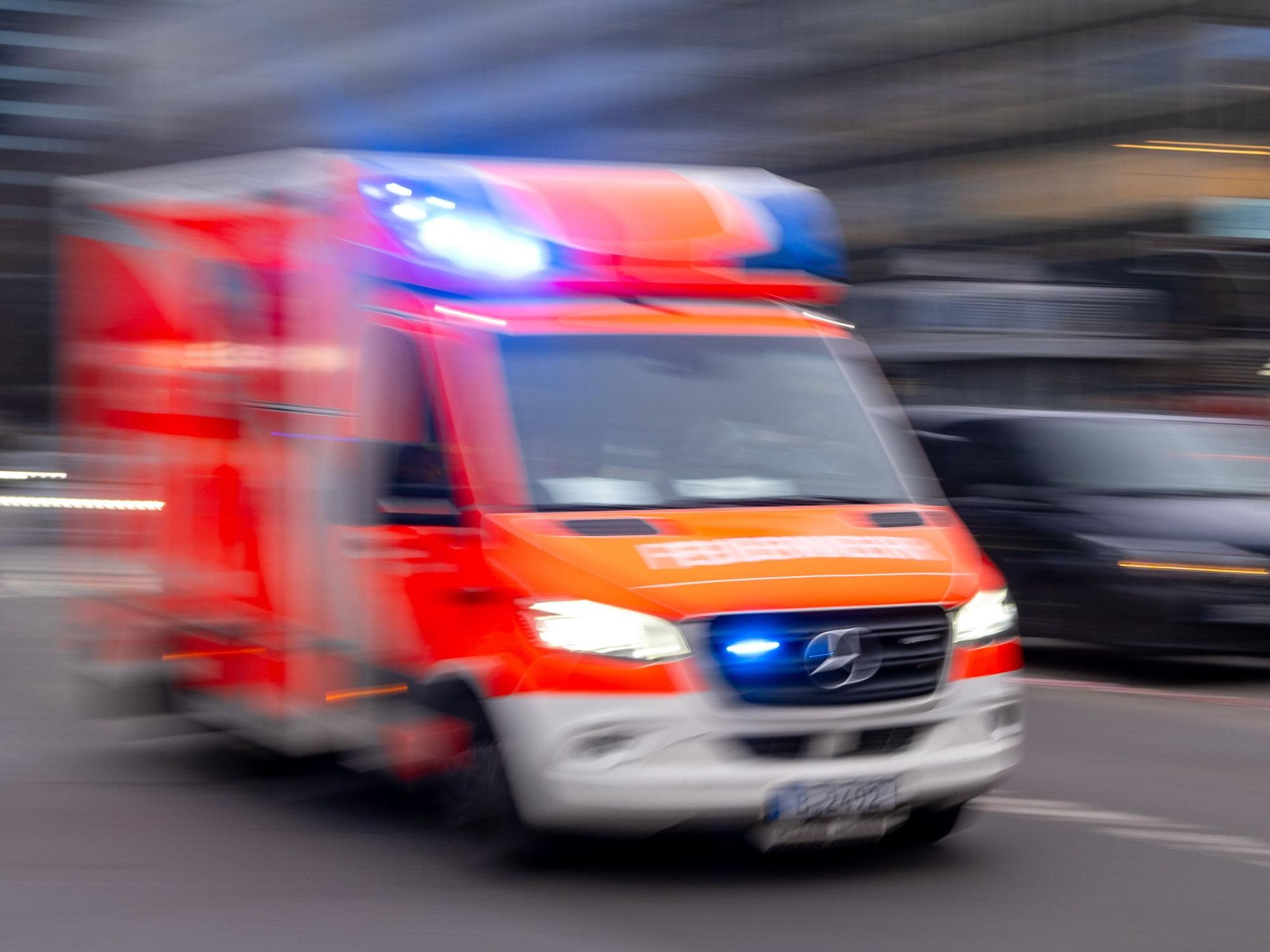 Ein Rettungswagen der Feuerwehr fährt mit Blaulicht zum Einsatz.