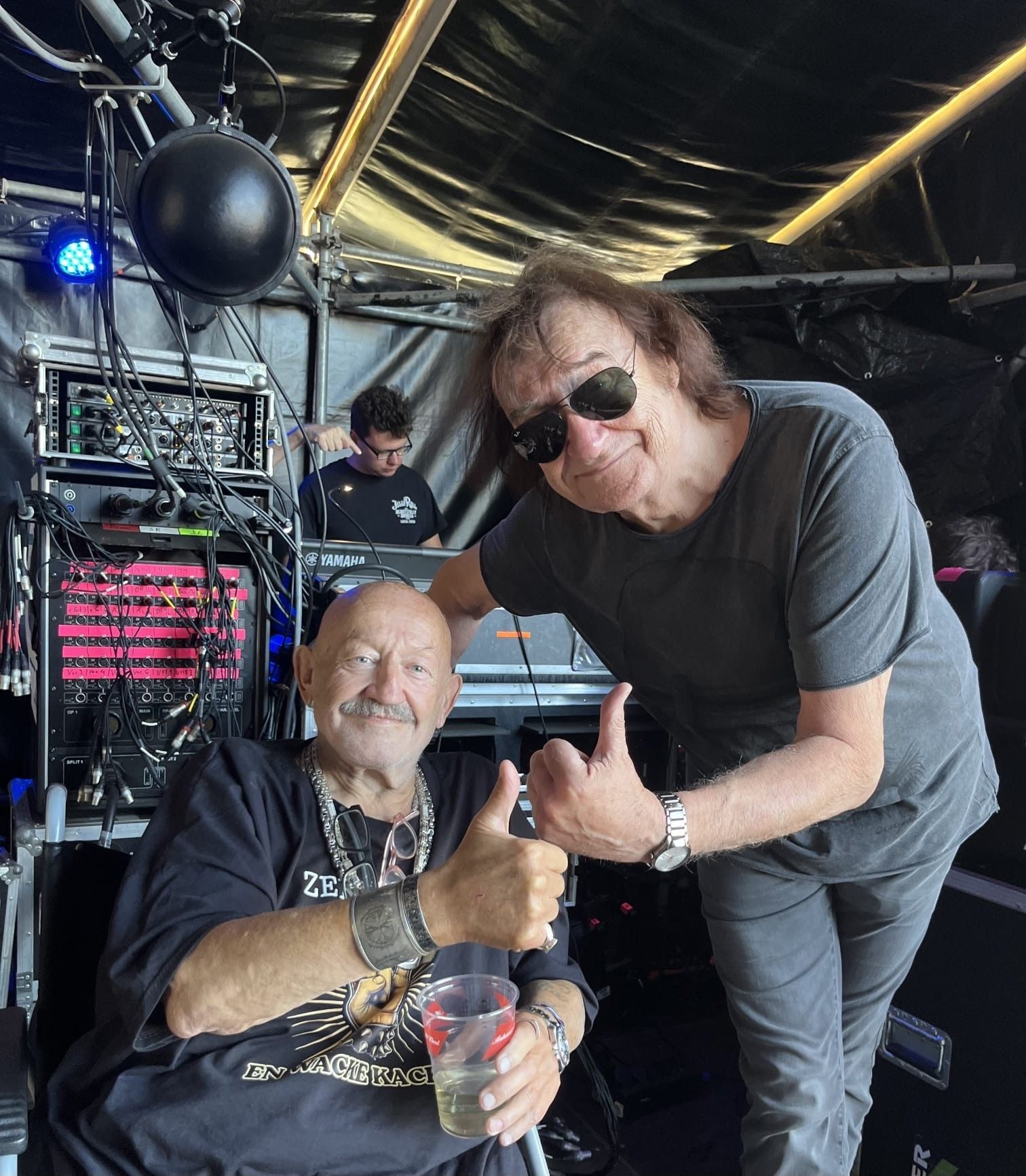 Jürgen Zeltinger mit Dieter „Maschine“ Birr hinter der Bühne.