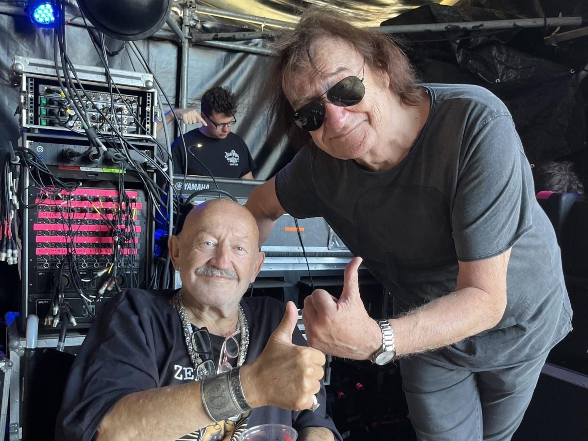 Jürgen Zeltinger mit Dieter „Maschine“ Birr hinter der Bühne.