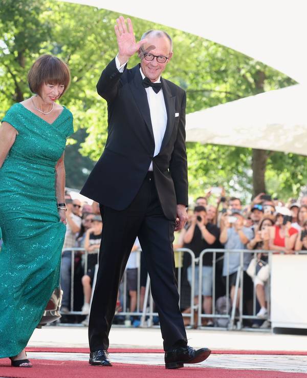 Schon ein kleiner Vorgeschmack auf den Urlaub? Bundeskanzler Friedrich Merz (r., CDU) und seine Frau Charlotte Merz kommen am 25. Juli zur Eröffnung der Richard-Wagner-Festspiele zum Festspielhaus Bayreuth.