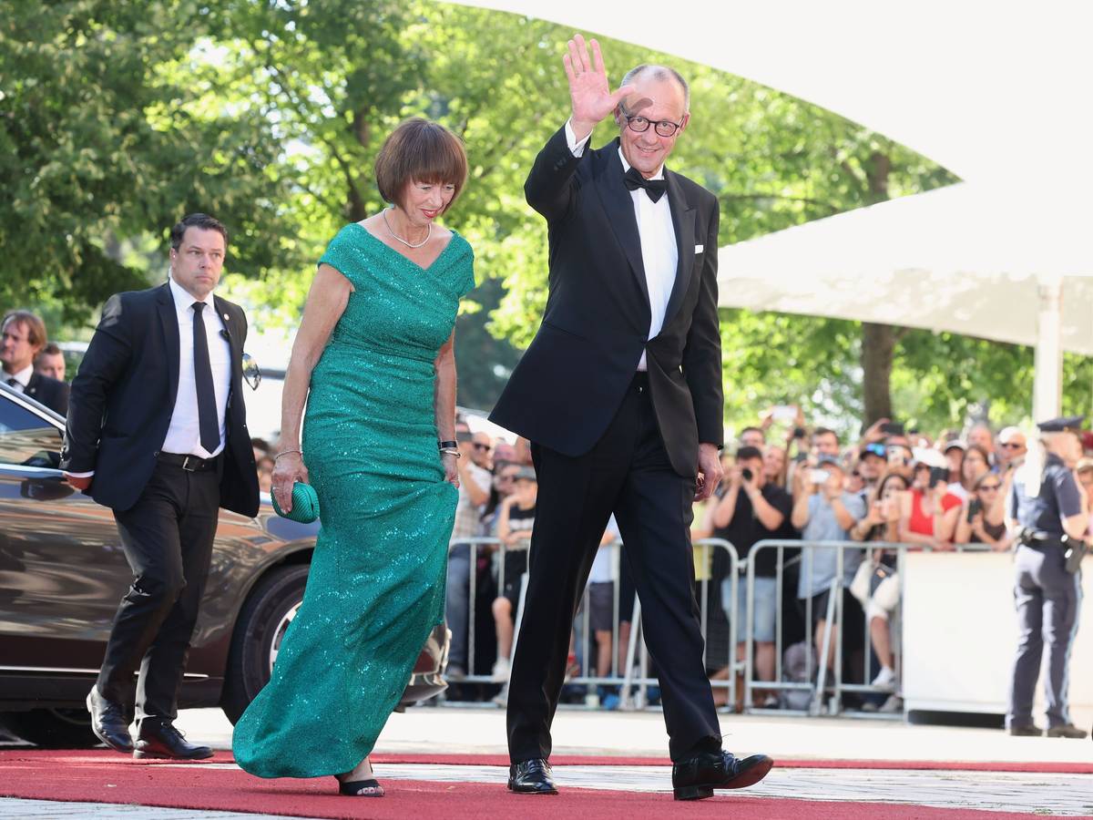 Schon ein kleiner Vorgeschmack auf den Urlaub? Bundeskanzler Friedrich Merz (r., CDU) und seine Frau Charlotte Merz kommen am 25. Juli zur Eröffnung der Richard-Wagner-Festspiele zum Festspielhaus Bayreuth.