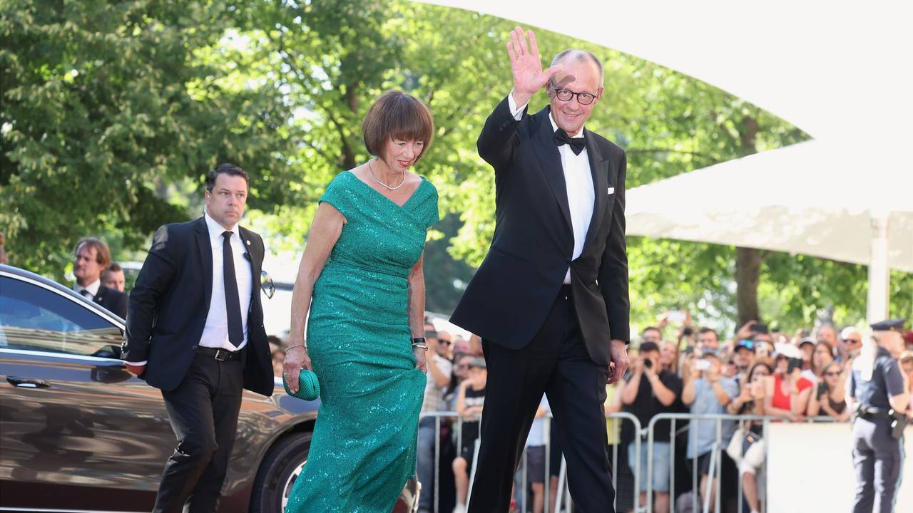 Schon ein kleiner Vorgeschmack auf den Urlaub? Bundeskanzler Friedrich Merz (r., CDU) und seine Frau Charlotte Merz kommen am 25. Juli zur Eröffnung der Richard-Wagner-Festspiele zum Festspielhaus Bayreuth.