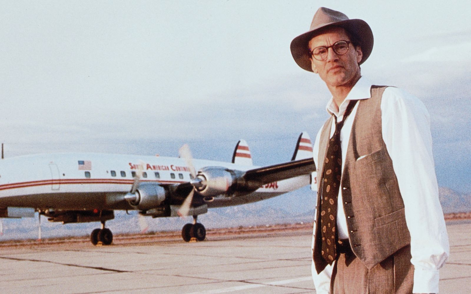 Kurz vor dem Abflug glaubt Walter Faber (Sam Shepard), dass es so etwas wie Zufall nicht gibt.  (Bild: ZDF/SRF/Studiocanal)