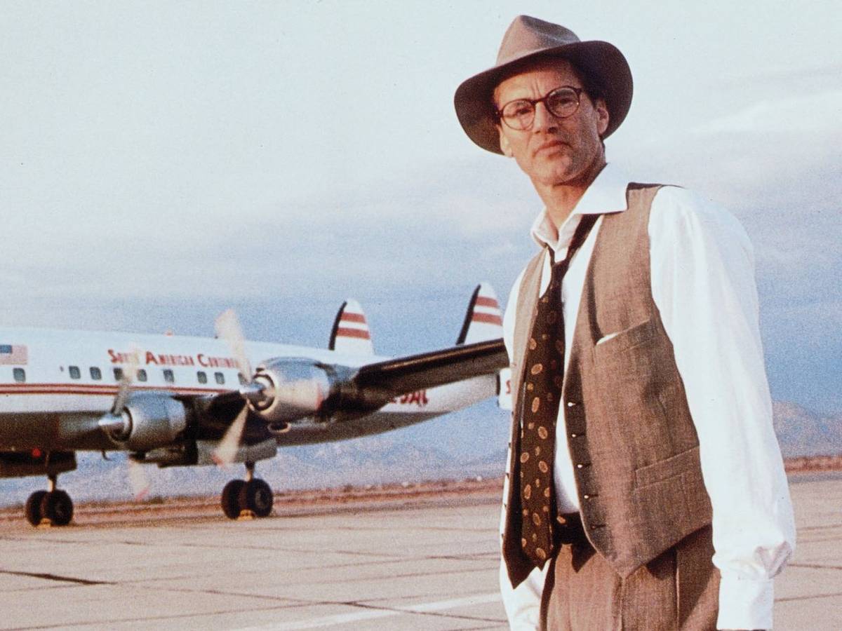 Kurz vor dem Abflug glaubt Walter Faber (Sam Shepard), dass es so etwas wie Zufall nicht gibt. (Bild: ZDF/SRF/Studiocanal)