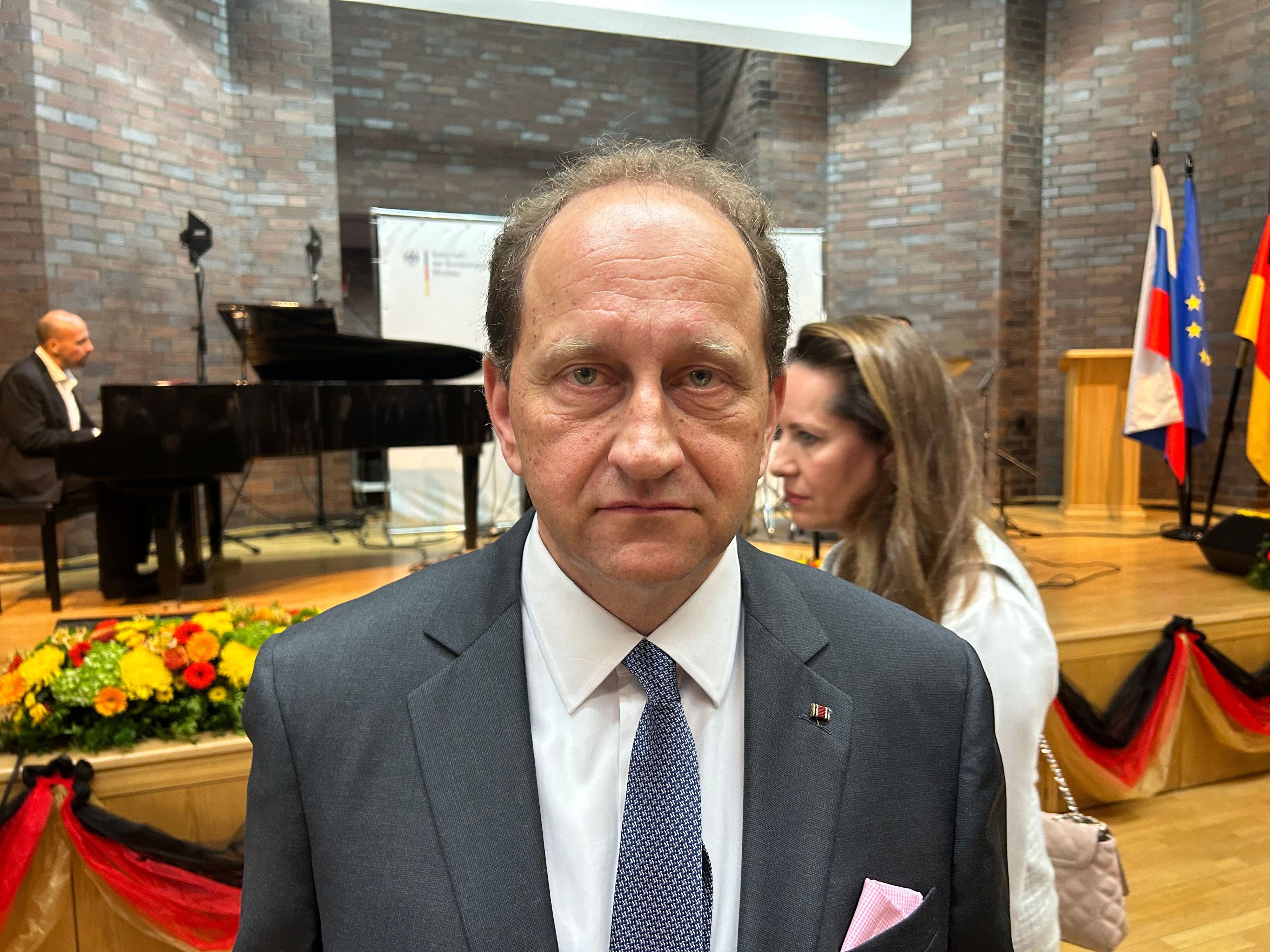 Alexander Graf Lambsdorff nimmt im Oktober 2023 in der Botschaft an einem Empfang zum Tag der Deutschen Einheit teil.