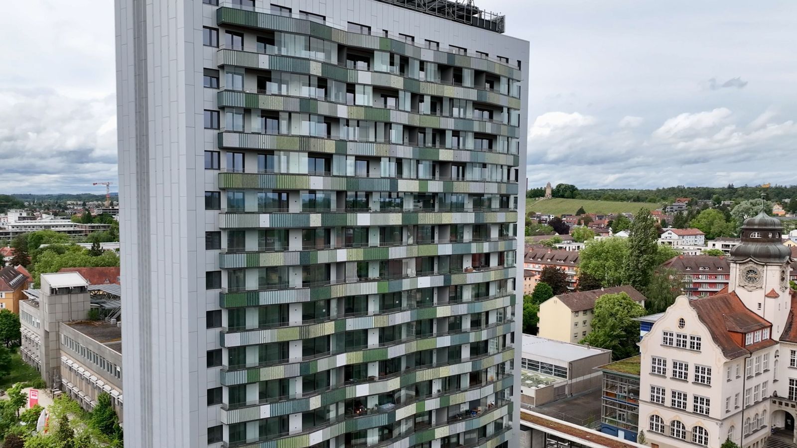 Das ehemalige Telekom-Hochhaus in Konstanz ist eines der wenigen Positiv-Beispiele für die Umwidmung ungenutzter Büroflächen in Wohnraum. (Bild: NDR / ARD / Boris Mahlau / OTHER PEOPLE pictures)