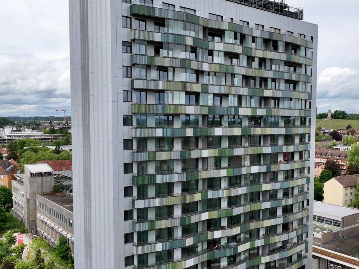 Das ehemalige Telekom-Hochhaus in Konstanz ist eines der wenigen Positiv-Beispiele für die Umwidmung ungenutzter Büroflächen in Wohnraum. (Bild: NDR / ARD / Boris Mahlau / OTHER PEOPLE pictures)
