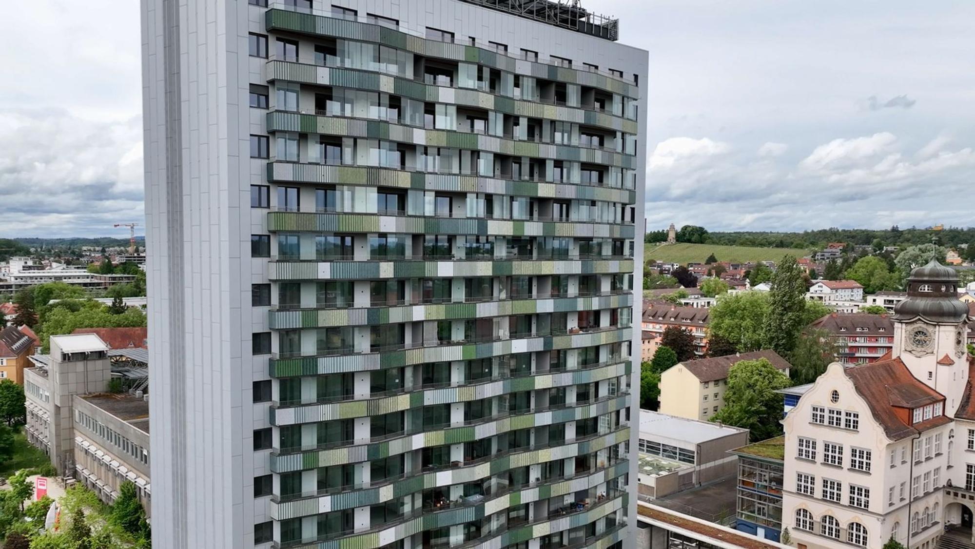 Das ehemalige Telekom-Hochhaus in Konstanz ist eines der wenigen Positiv-Beispiele für die Umwidmung ungenutzter Büroflächen in Wohnraum. (Bild: NDR / ARD / Boris Mahlau / OTHER PEOPLE pictures)