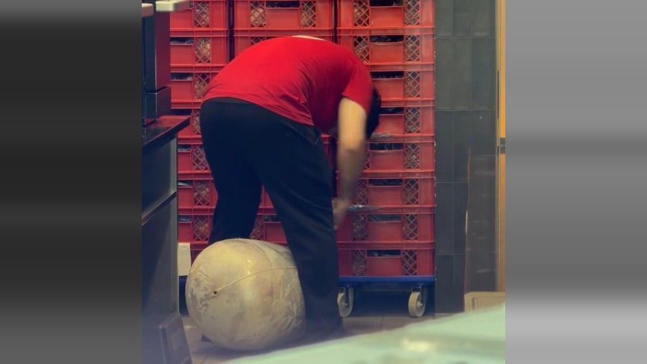Auf Tiktok kursiert ein Video, das einen Mitarbeiter von „Umami Kebabkunst“ in Köln zeigt und für Aufruhr sorgt.
