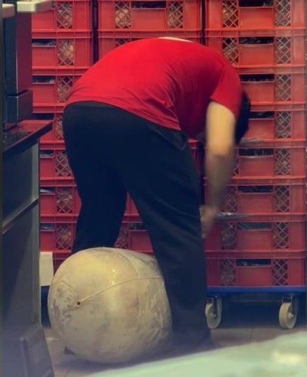 Auf Tiktok kursiert ein Video, das einen Mitarbeiter von „Umami Kebabkunst“ in Köln zeigt und für Aufruhr sorgt.