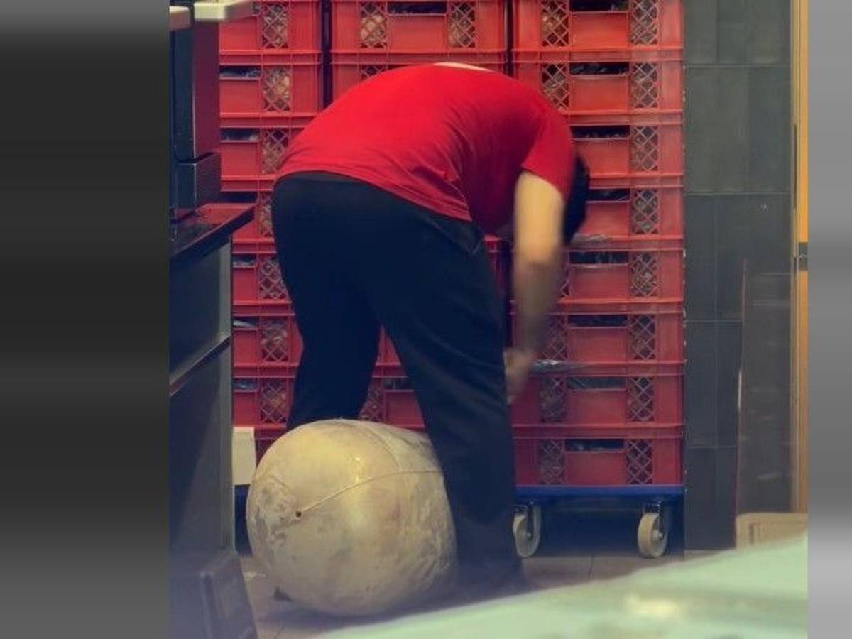 Auf Tiktok kursiert ein Video, das einen Mitarbeiter von „Umami Kebabkunst“ in Köln zeigt und für Aufruhr sorgt.