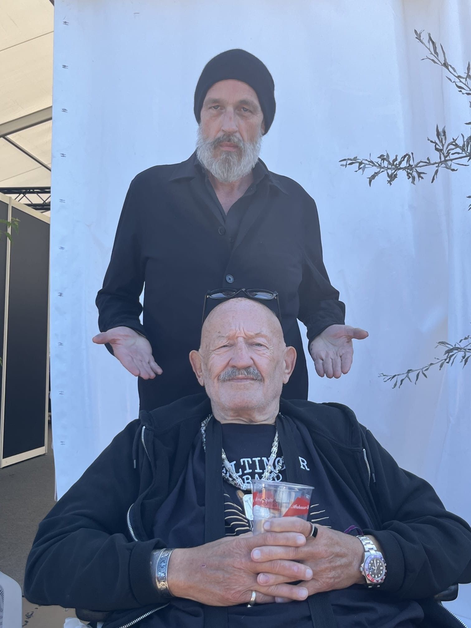 Torsten Sträter mit Jürgen Zeltinger hinter der Bühne.