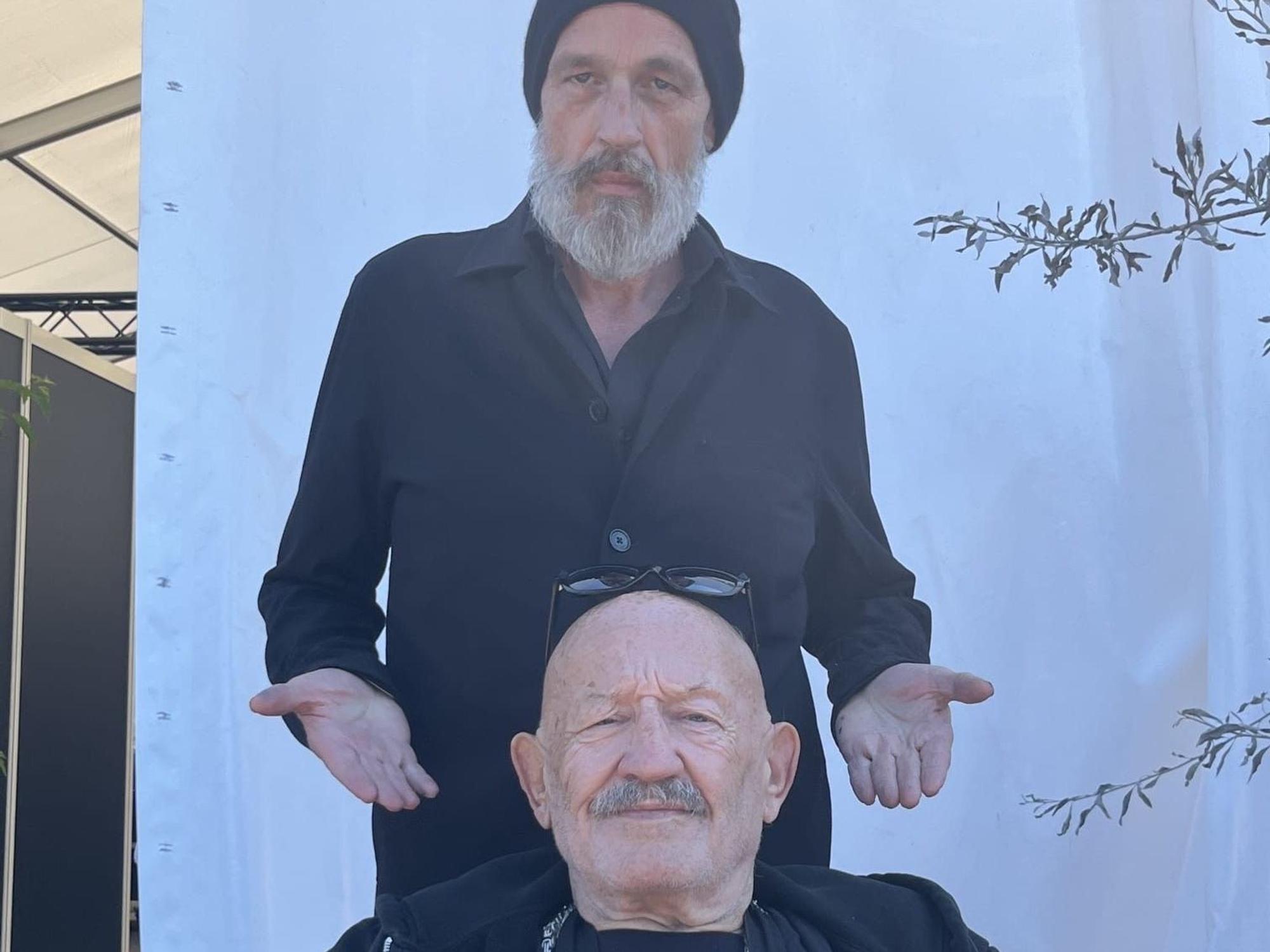 Torsten Sträter mit Jürgen Zeltinger hinter der Bühne.