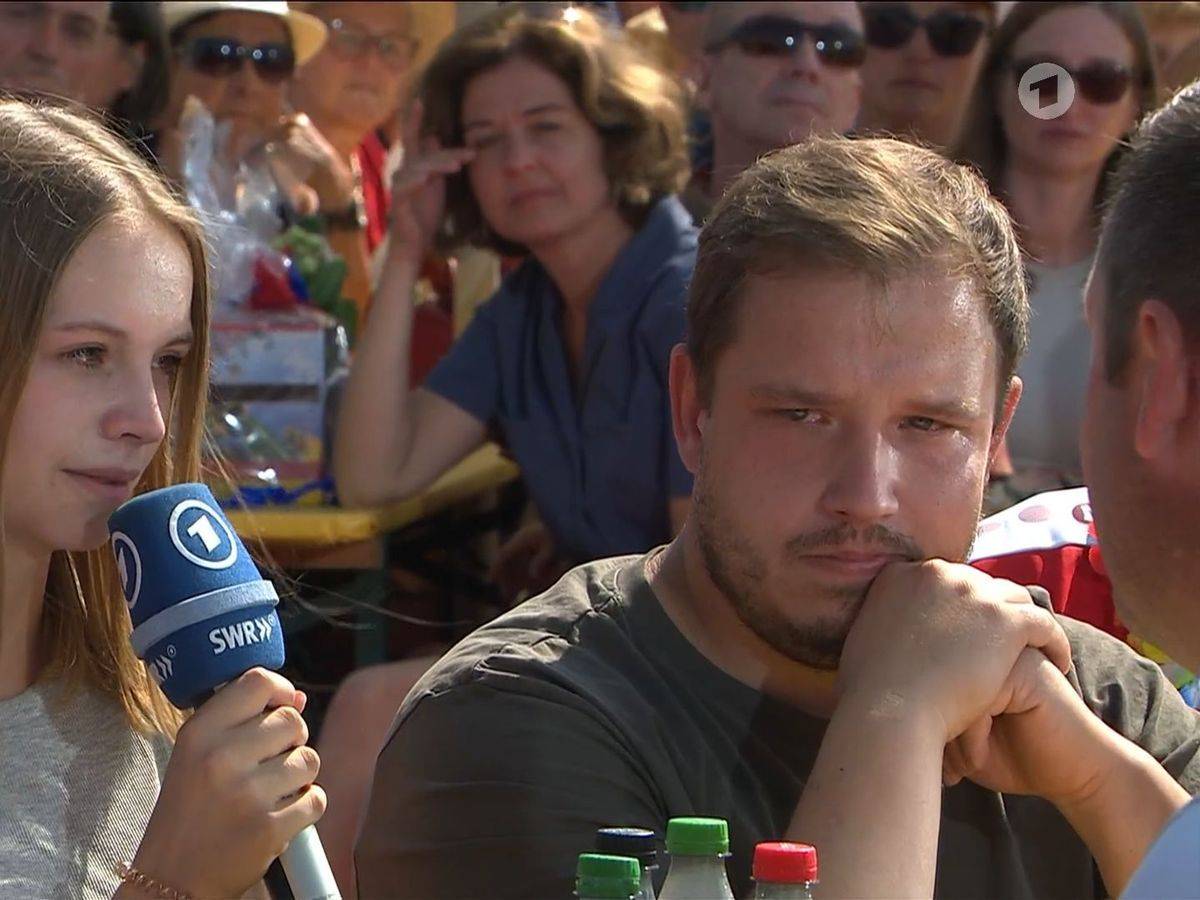 Mit ihren Worten rührte Zuschauerin Lara ihre Familie und die Zuschauer zu Tränen. (Bild: Screenshot ARD)
