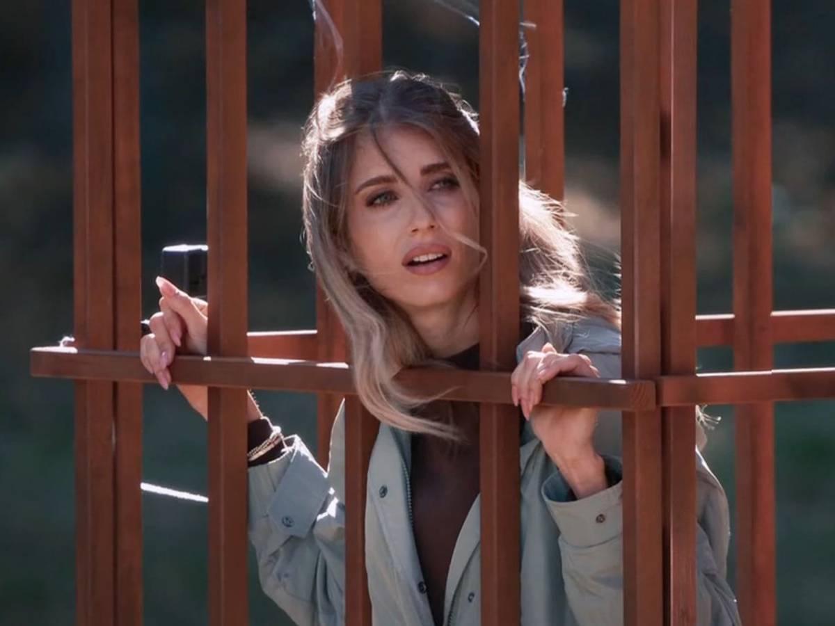 Wie bei Hänsel und Gretel: Cathy Hummels steckte bei „Die Verräter“ (RTL) schnell im Käfig. Als einer von fünf Todeskandidaten drohte schon in dfer ersten Nacht das Aus. (Bild: RTL)