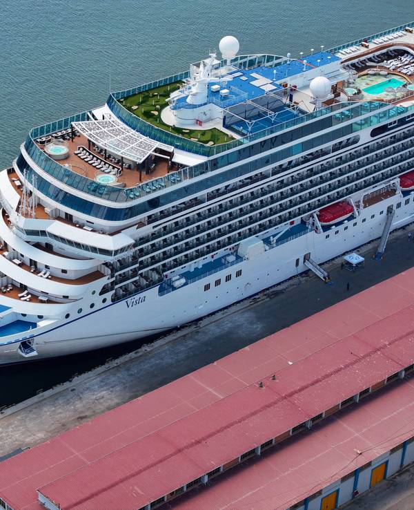 Die MSC Divina vor Anker im Hafen von Izmir (Türkei) – aufgenommen am 13. Mai 2024.