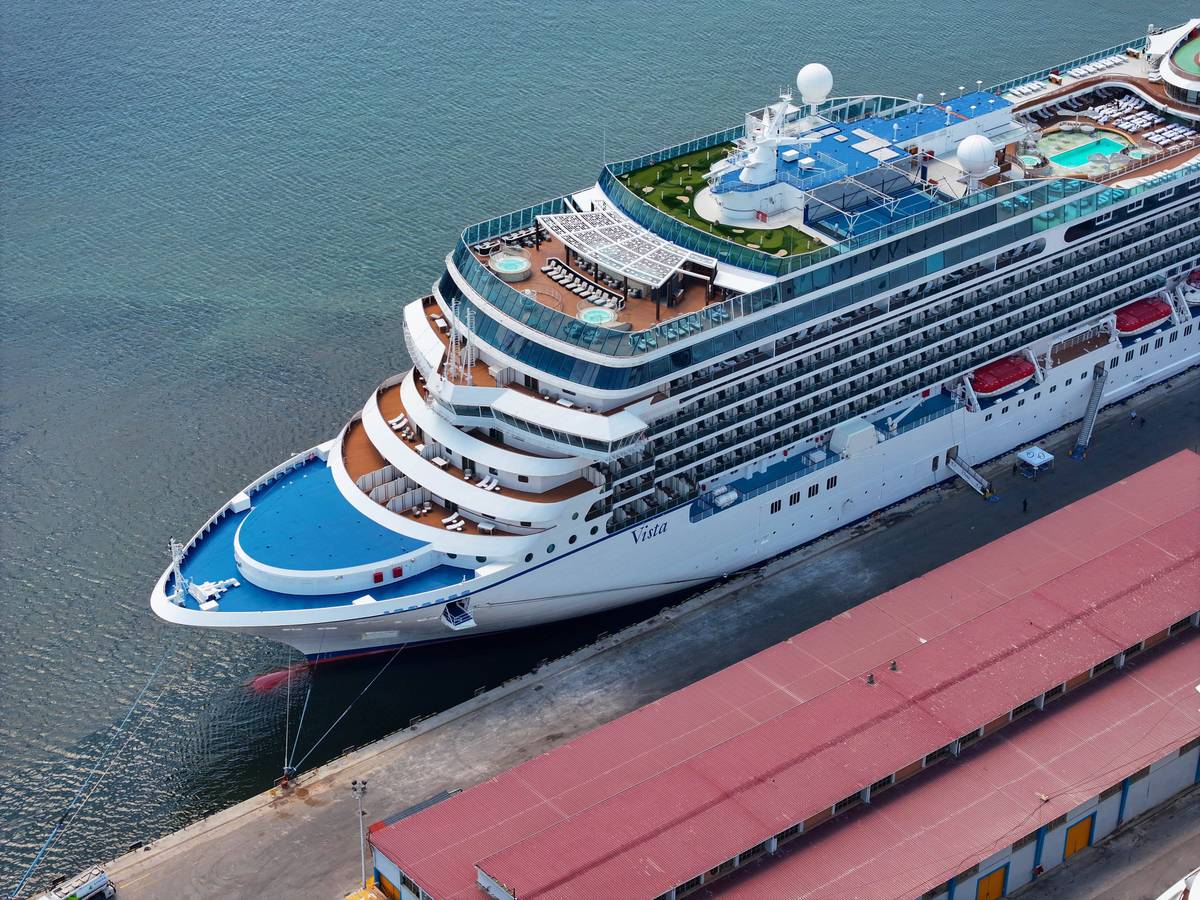 Die MSC Divina vor Anker im Hafen von Izmir (Türkei) – aufgenommen am 13. Mai 2024.