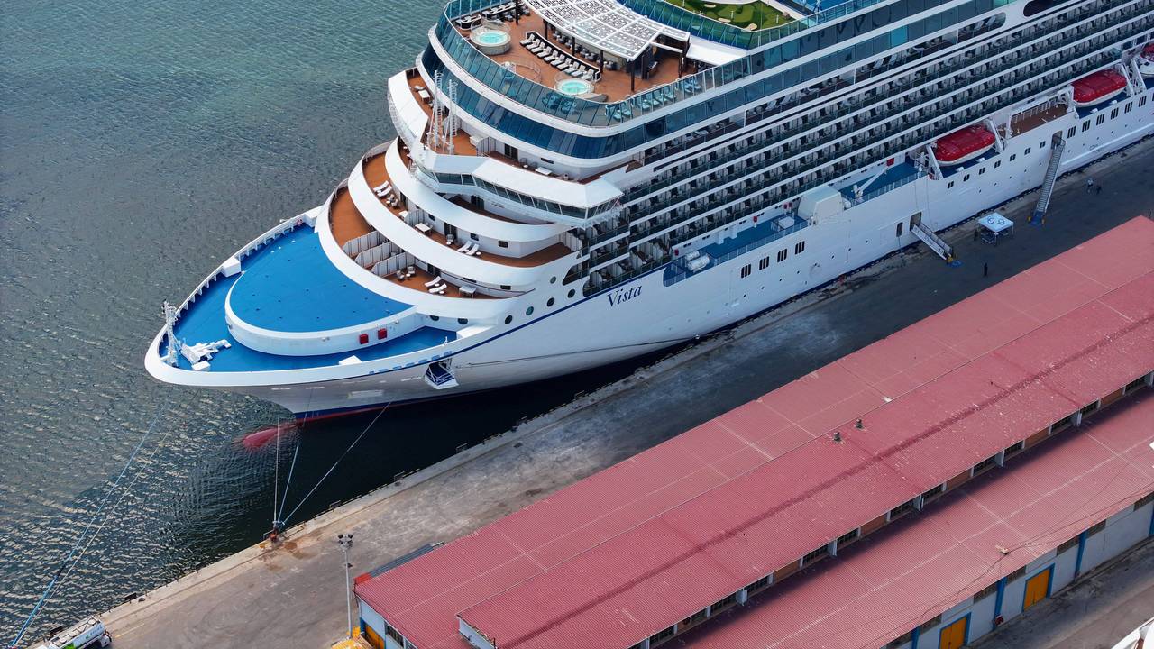 Die MSC Divina vor Anker im Hafen von Izmir (Türkei) – aufgenommen am 13. Mai 2024.
