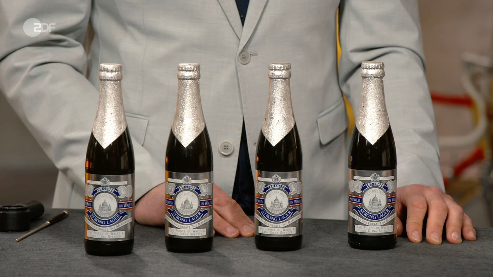 Wier Kümmel erläuterte, wurde das besondere Bier anlässlich der Hochzeit von Prinz Charles von Wales und Lady Diana Spencer verkauft. (Bild: ZDF)