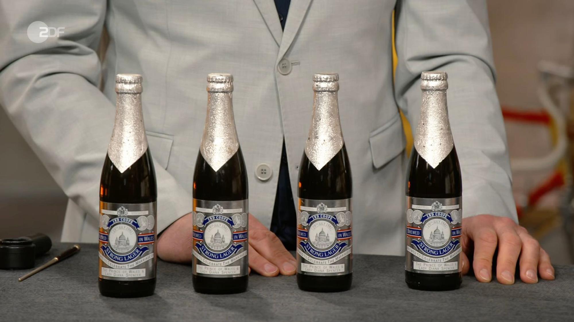 Wier Kümmel erläuterte, wurde das besondere Bier anlässlich der Hochzeit von Prinz Charles von Wales und Lady Diana Spencer verkauft. (Bild: ZDF)