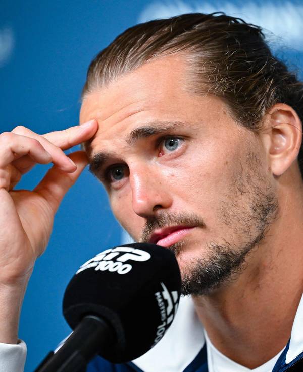 Alexander Zverev hört bei einer PK zu.