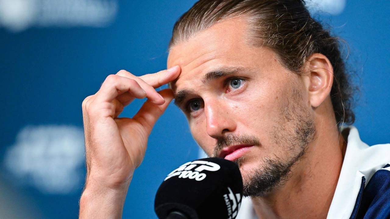 Alexander Zverev hört bei einer PK zu.