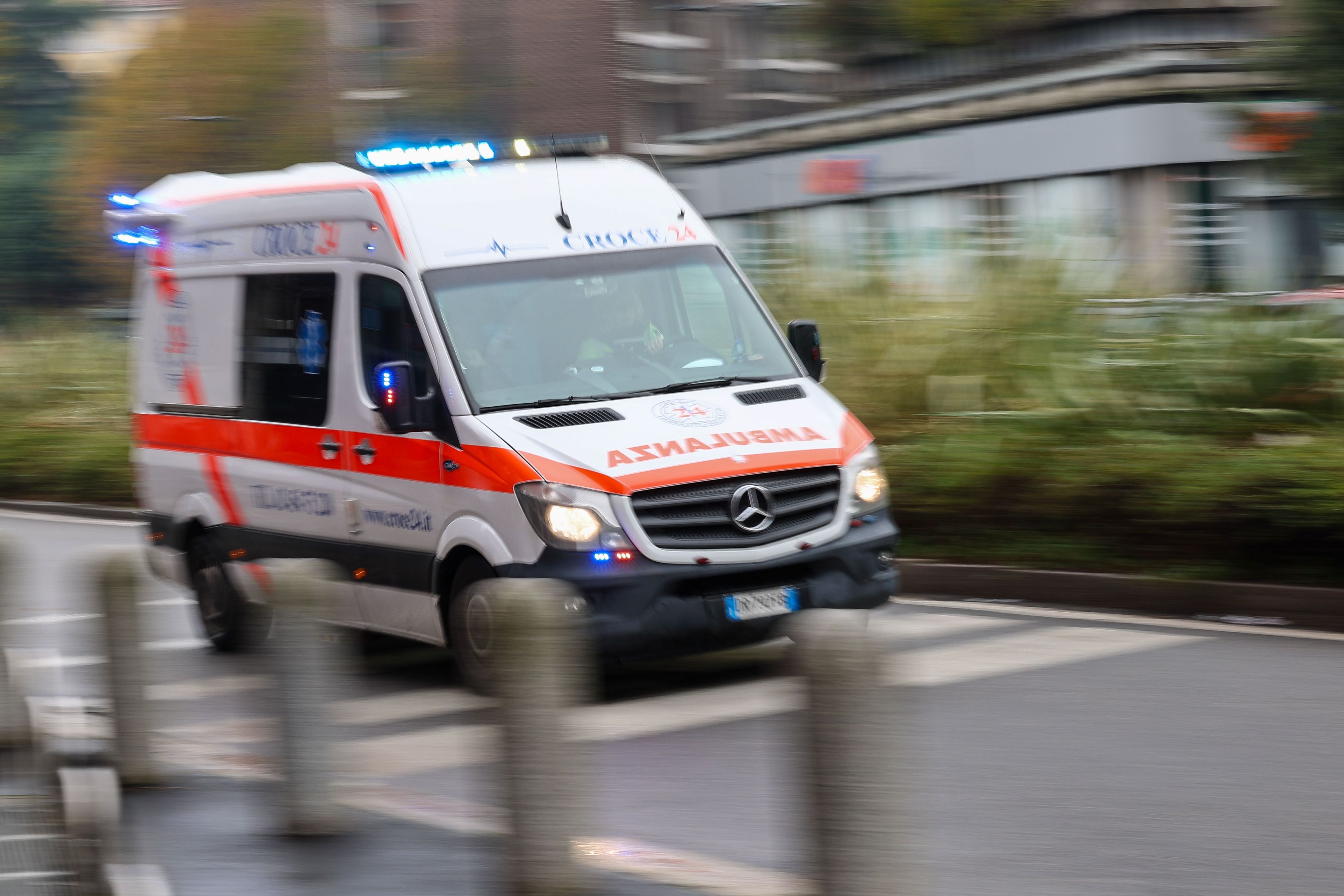Ein Rettungswagen fährt mit Blaulicht durch die Stadt.