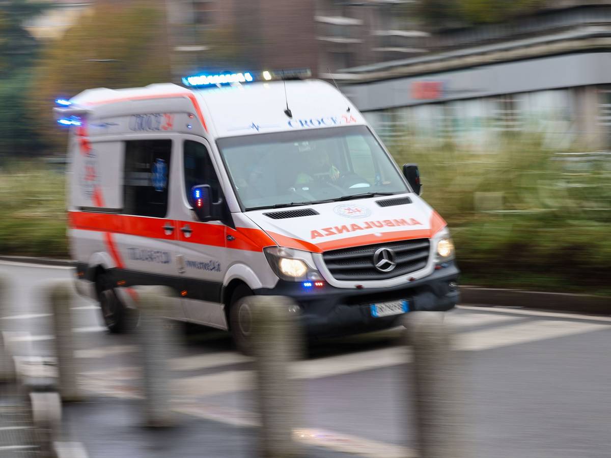 Ein Rettungswagen fährt mit Blaulicht durch die Stadt.
