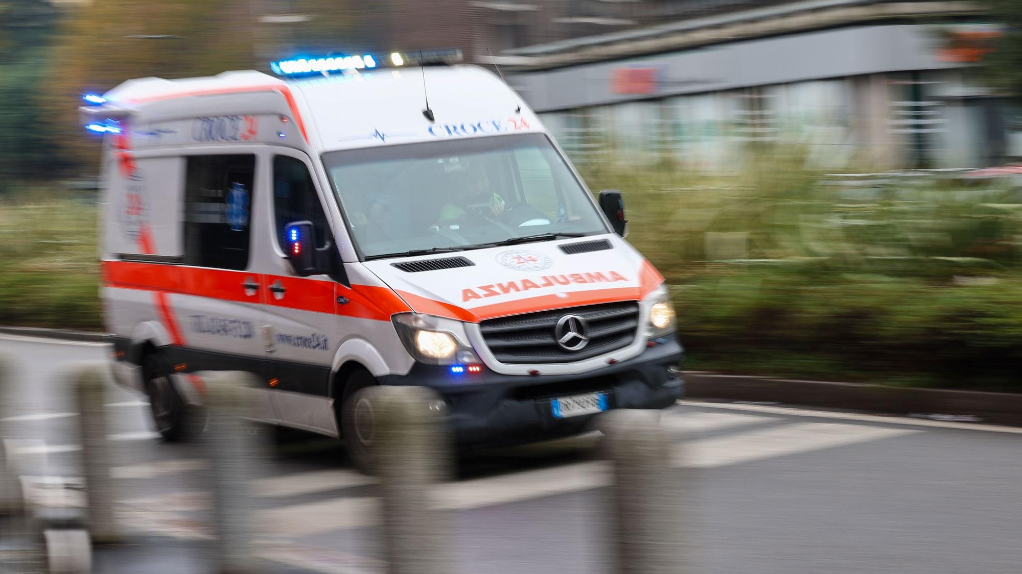 Ein Rettungswagen fährt mit Blaulicht durch die Stadt.