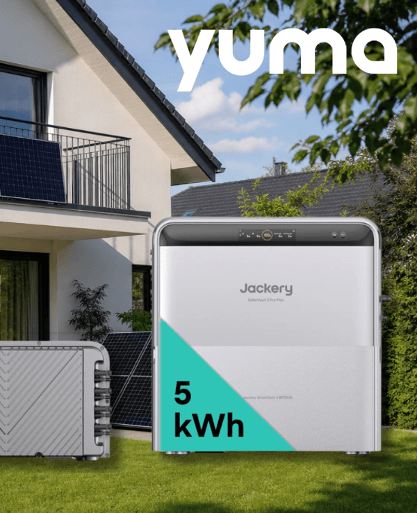 Die Jackery SolarVault 3 Pro MAX + BP2500 und Yuma x Jackery - 2000 W Balkonkraftwerk Module vor einem (KI-generierten) Haus mit Balkonkraftwerken abgebildet.