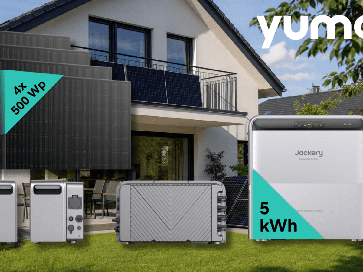 Die Jackery SolarVault 3 Pro MAX + BP2500 und Yuma x Jackery - 2000 W Balkonkraftwerk Module vor einem (KI-generierten) Haus mit Balkonkraftwerken abgebildet.