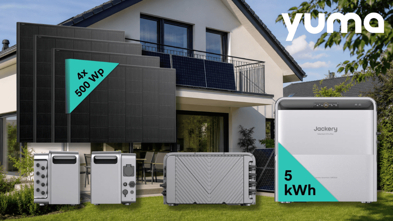 Die Jackery SolarVault 3 Pro MAX + BP2500 und Yuma x Jackery - 2000 W Balkonkraftwerk Module vor einem (KI-generierten) Haus mit Balkonkraftwerken abgebildet.