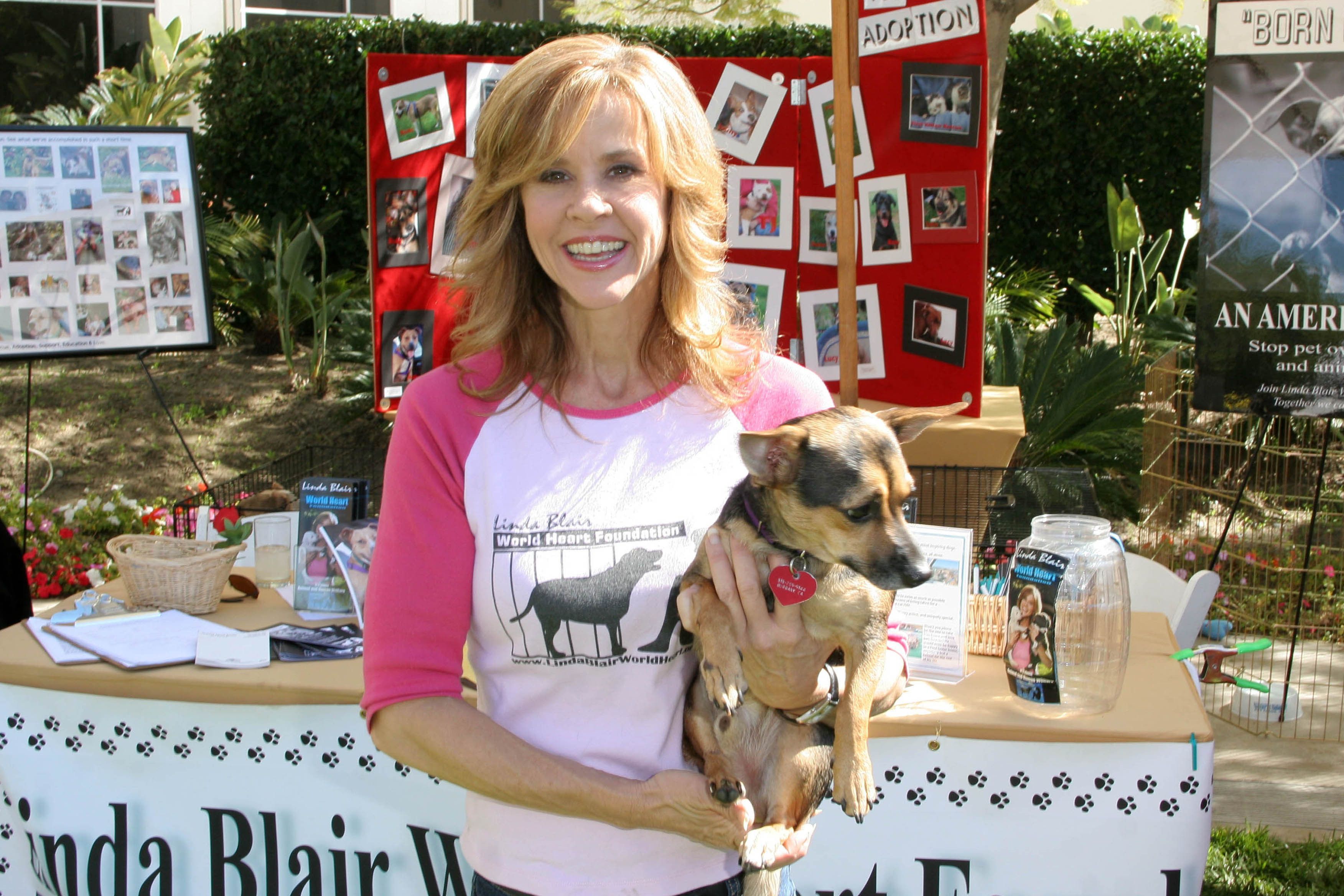 Linda Blair posiert mit einem Welpen.
