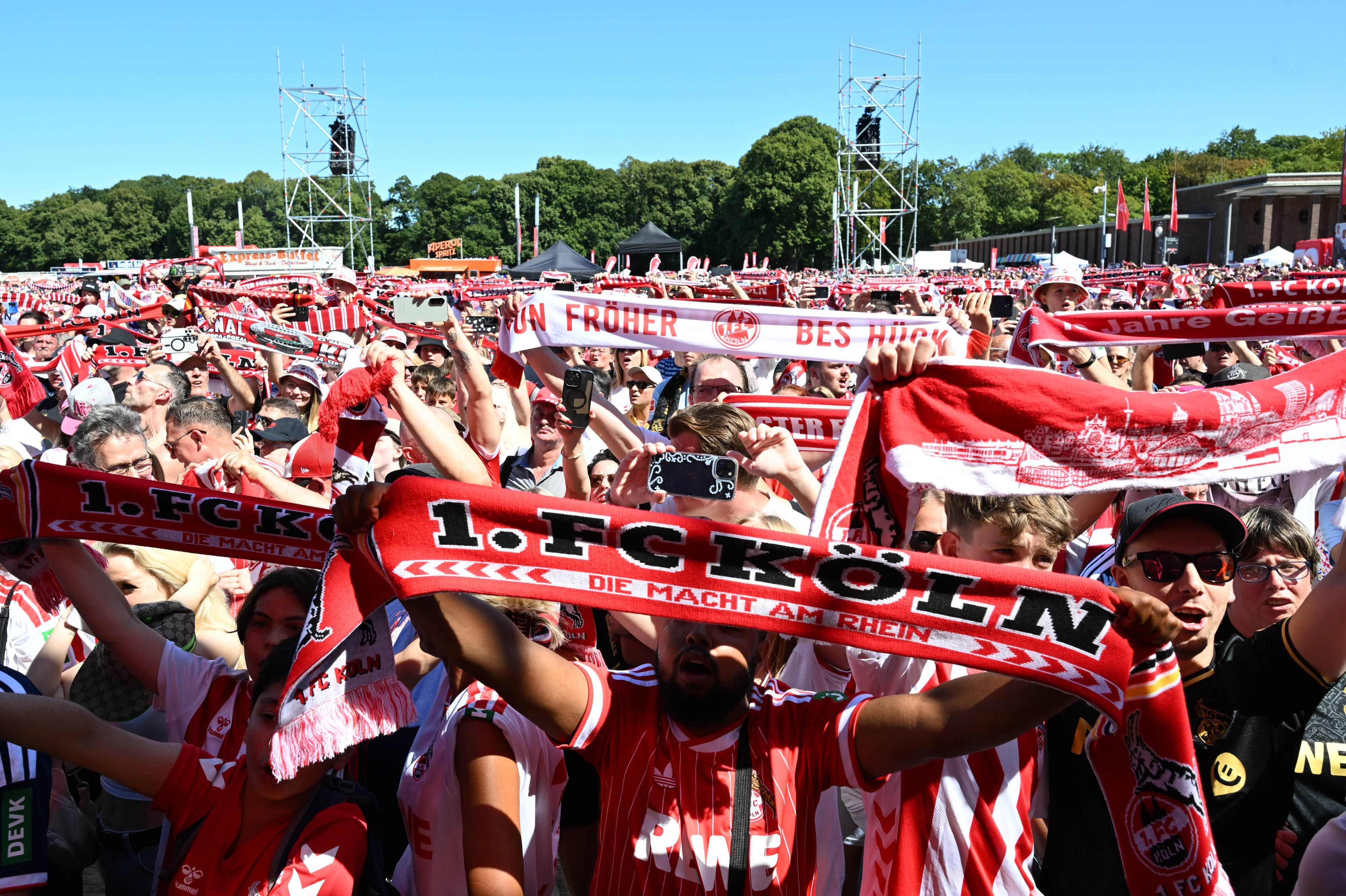 Singende Fans bei der Saisoneröffnung des 1. FC Köln am Rhein-Energie-Stadion.