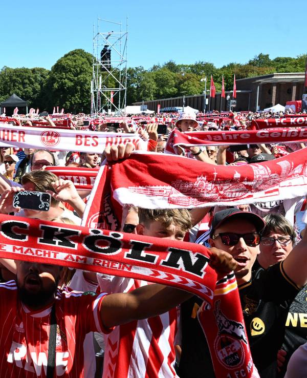 Singende Fans bei der Saisoneröffnung des 1. FC Köln am Rhein-Energie-Stadion.