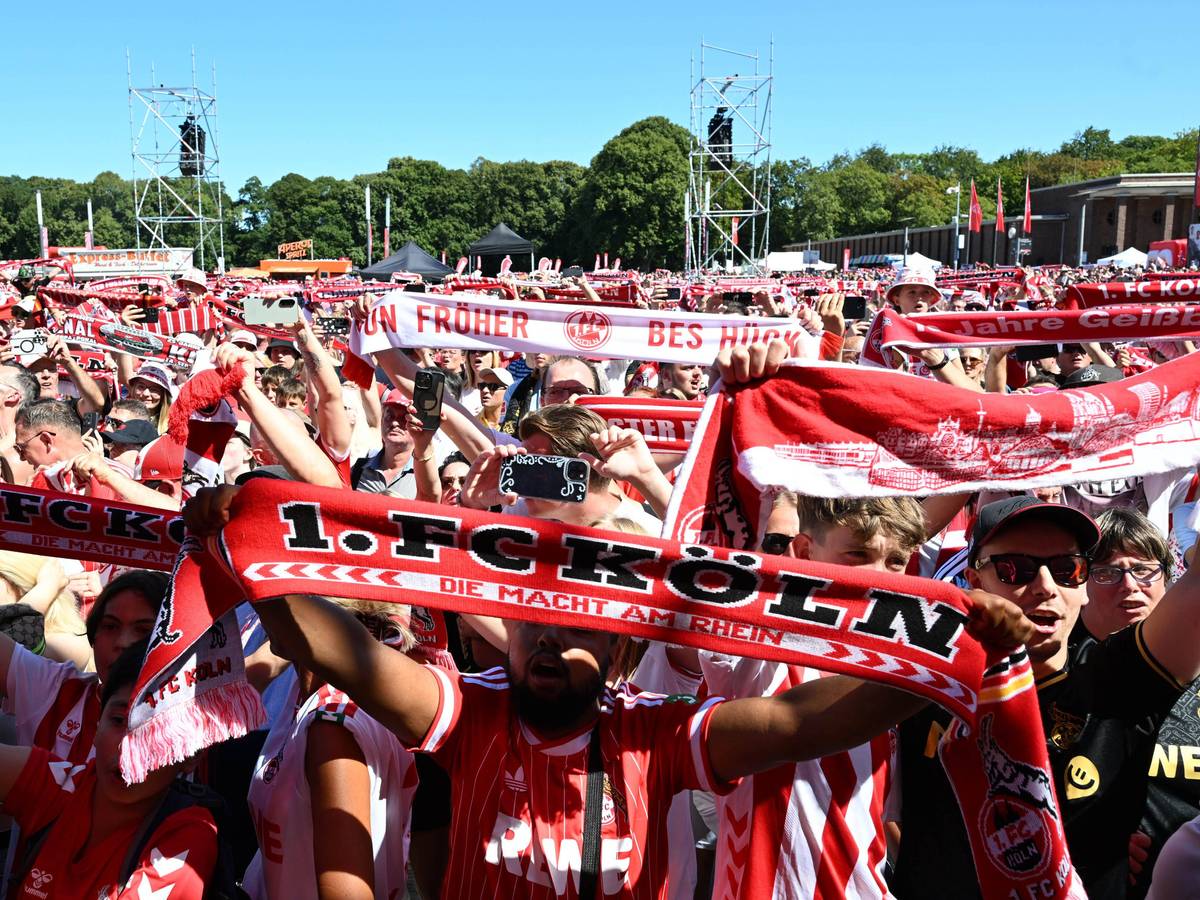Singende Fans bei der Saisoneröffnung des 1. FC Köln am Rhein-Energie-Stadion.