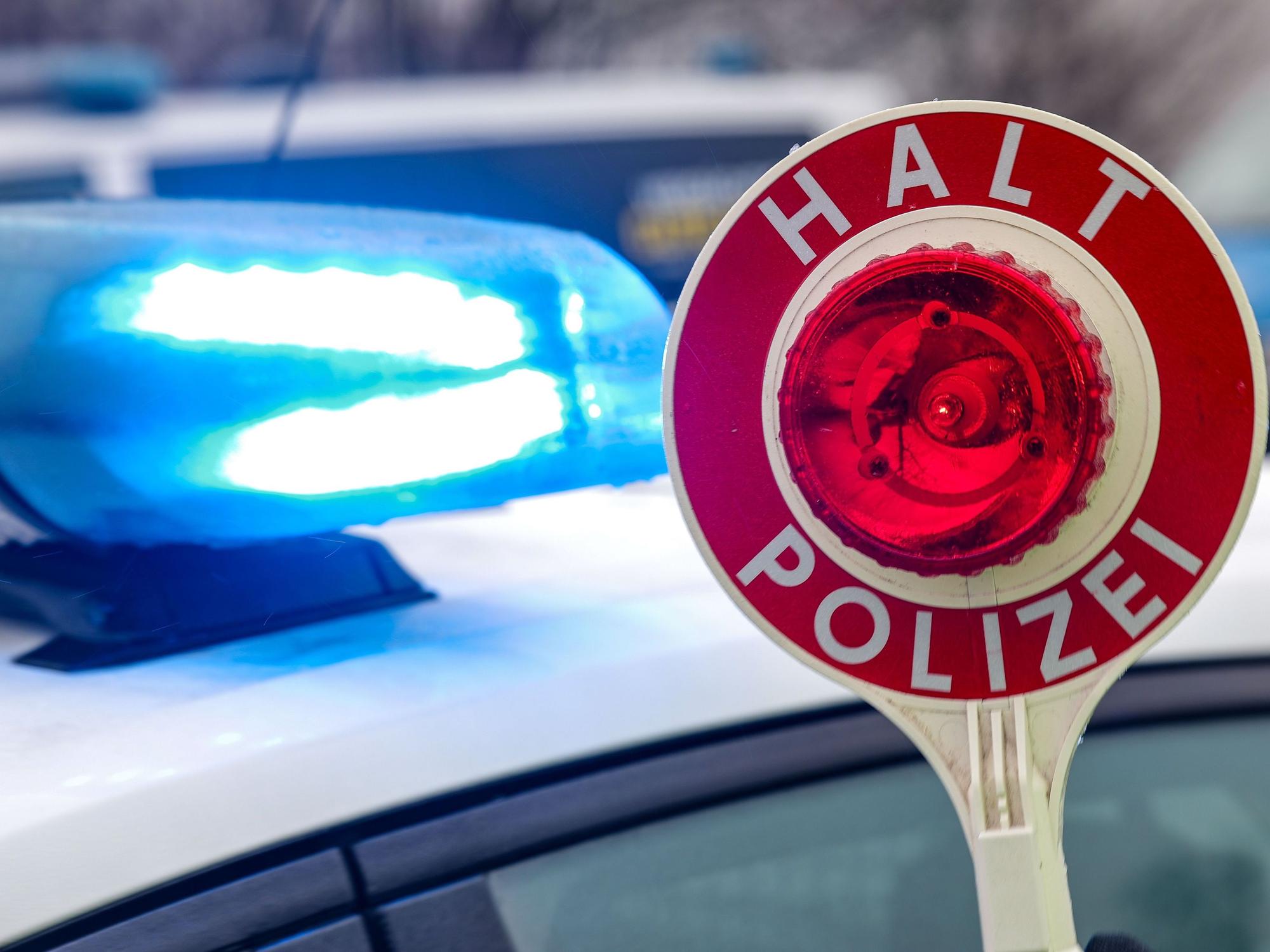 Als Polizisten den Smartfahrer kontrollieren wollten, flüchtete dieser durch Weidenpesch. (Symbolfoto)