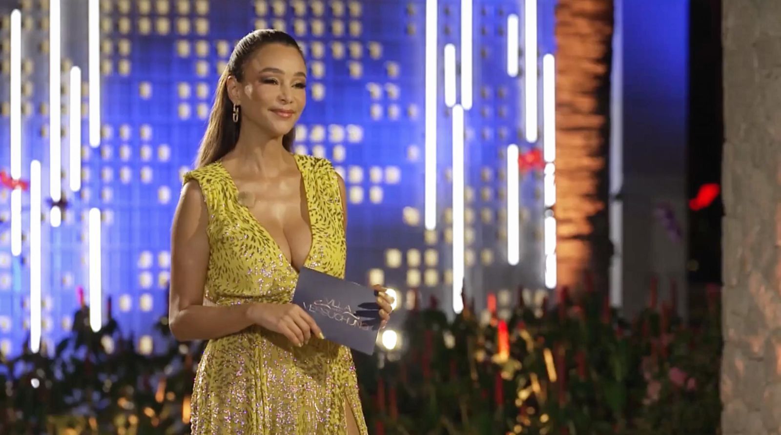 Moderiert auch Staffel zwei von „Villa der Versuchung“: Verona Pooth. (Bild: Joyn)