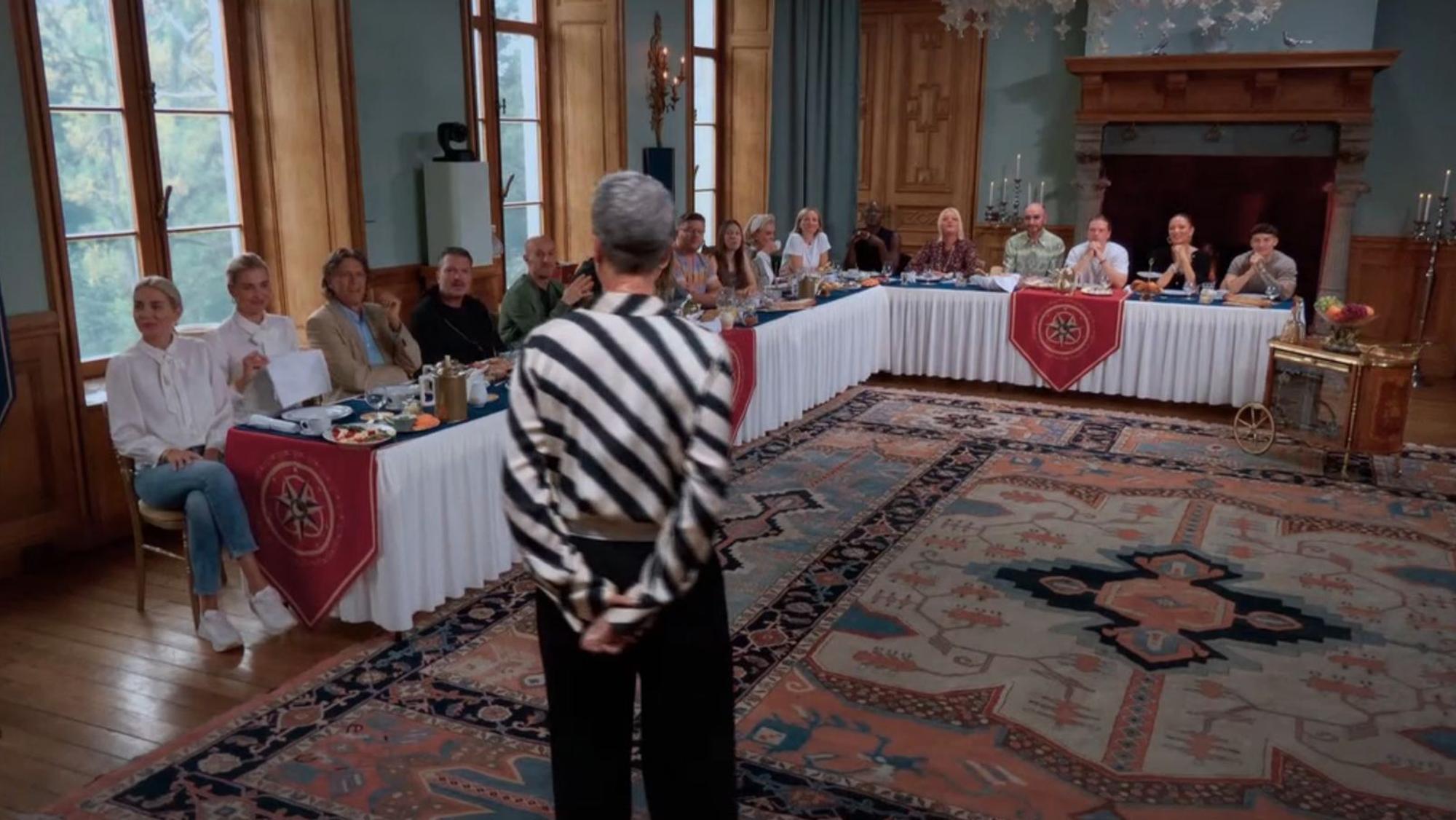 Zum Nachtisch eine Todesnachricht: Sonja Zietlow verkündete am Frühstück, wen die Verräter in der Nacht gemeuchelt hatten. (Bild: RTL)
