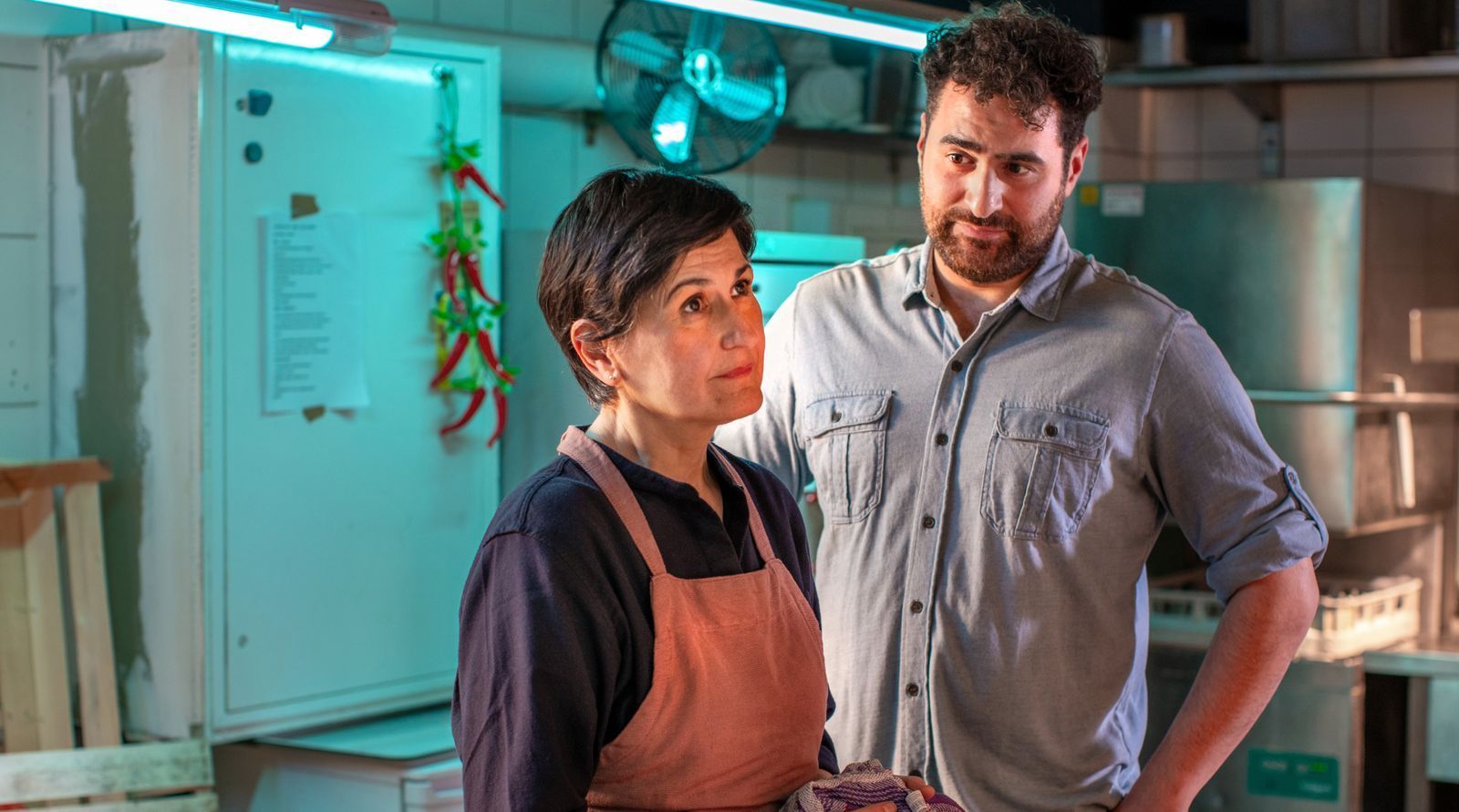 Barış (Uğur Kaya) mutet in „Heute fängt mein neues Leben an“ seiner Mutter Melek (Şiir Eloğlu) einiges zu. (Bild:  Degeto Film/Hager Moss Film GmbH/Oliver Vaccaro)