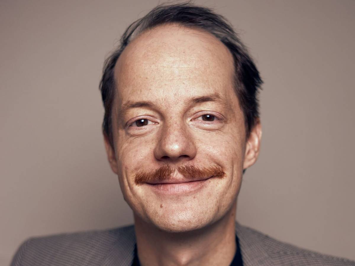 Merlin Sandmeyer (“Die Discounter“) „spielt“ neben weiteren Stars wie Jella Haase, Birgit Minichmayr und Verena Altenberger ein Hauptrollen-Schaf in der Serie „Sheep“. Im Interview erklärt er das besondere Konzept der ZDF-Serie, in der Schafe wie Menschen handeln - und Menschen eher wie Schafe? (Bild: Sasha Ilushina)