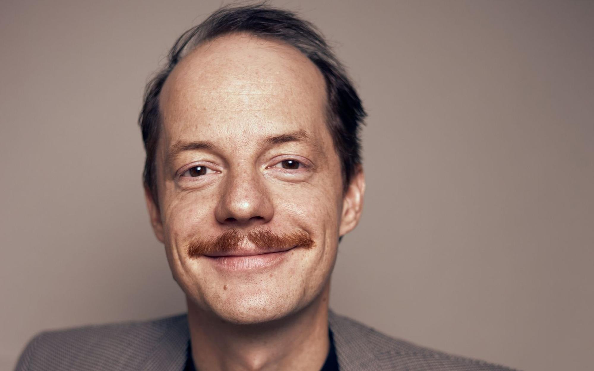 Merlin Sandmeyer (“Die Discounter“) „spielt“ neben weiteren Stars wie Jella Haase, Birgit Minichmayr und Verena Altenberger ein Hauptrollen-Schaf in der Serie „Sheep“. Im Interview erklärt er das besondere Konzept der ZDF-Serie, in der Schafe wie Menschen handeln - und Menschen eher wie Schafe? (Bild: Sasha Ilushina)