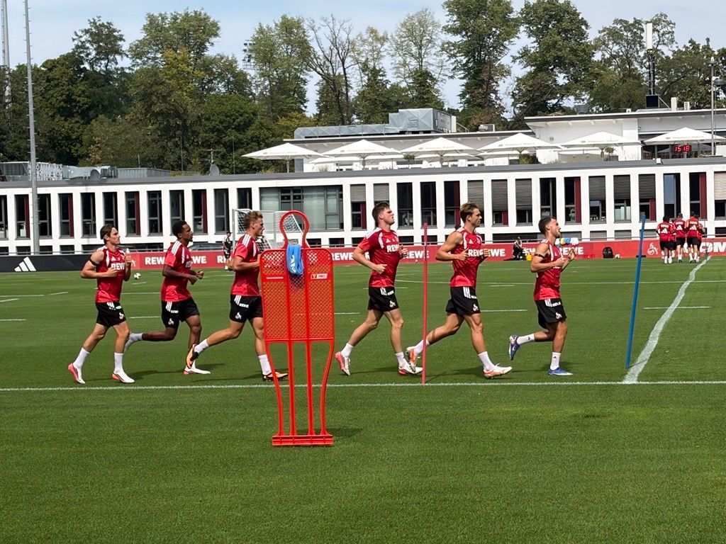 Die FC-Profis laufen sich am Montag bei heißen Temperauren am Geißbockheim warm.