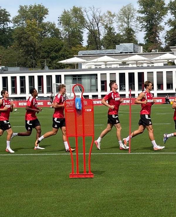 Die FC-Profis laufen sich am Montag bei heißen Temperaturen am Geißbockheim warm.