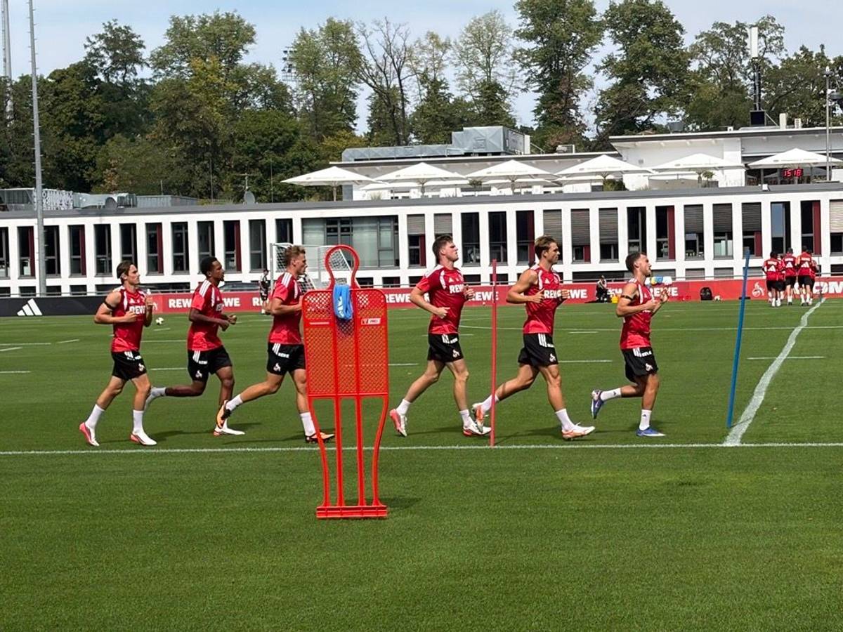 Die FC-Profis laufen sich am Montag bei heißen Temperauren am Geißbockheim warm.
