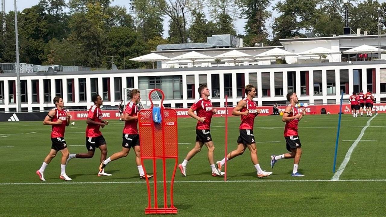 Die FC-Profis laufen sich am Montag bei heißen Temperaturen am Geißbockheim warm.